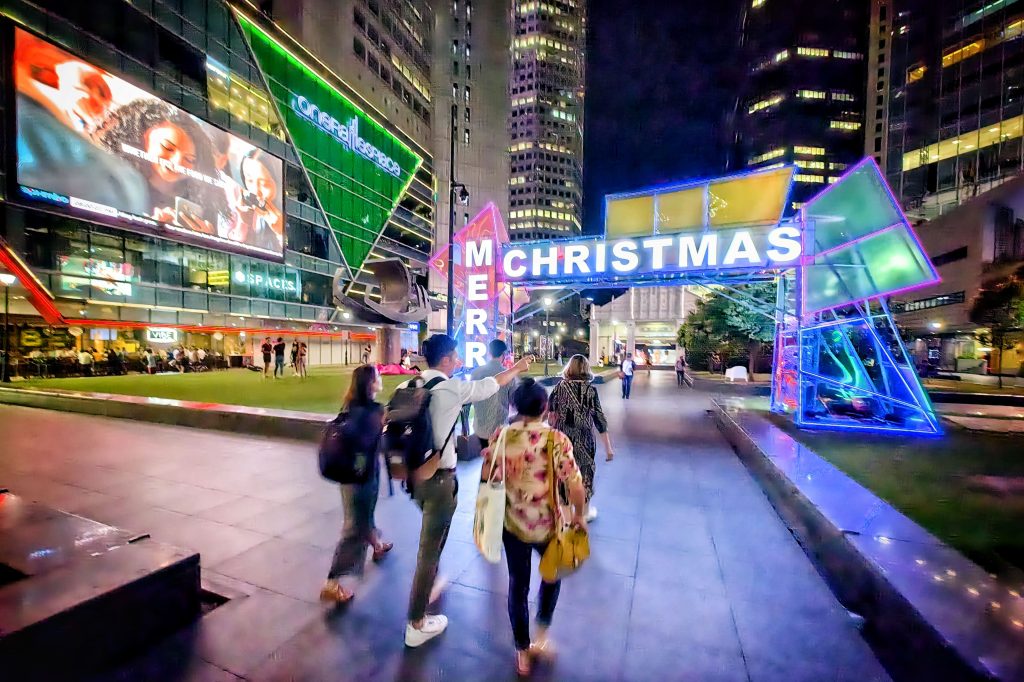 RAFFLES PLACE LIGHTS UP TO CELEBRATE THE HOLIDAY SEASON Raffles Place.sg